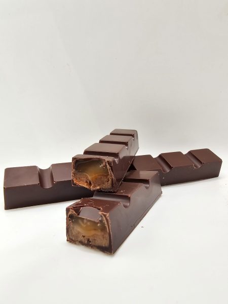 Barre chocolatée chocolat noir - Praliné et caramel beurre salé – Image 4